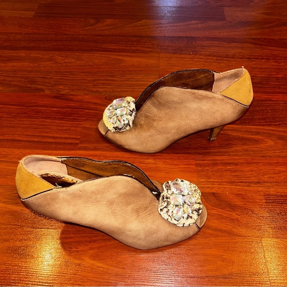 Poetic Locence London Brown Tan Heels with Rhinestone Embellishment - Picture 1 of 6